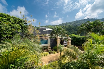grand tropical pool villa oxavia naiharn