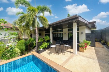 grand tropical pool villa oxavia naiharn