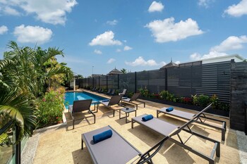 grand tropical pool villa oxavia naiharn