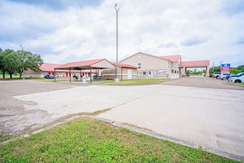 days inn and suites by wyndham beeville