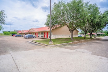 days inn and suites by wyndham beeville
