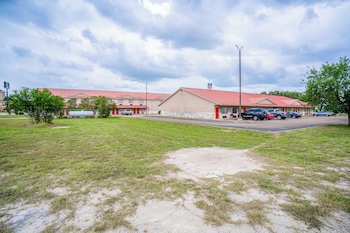days inn and suites by wyndham beeville