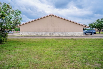 days inn and suites by wyndham beeville
