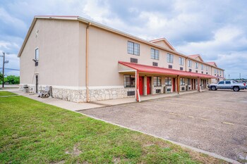 days inn and suites by wyndham beeville