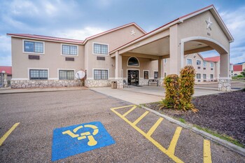 days inn and suites by wyndham beeville