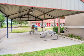 days inn and suites by wyndham beeville