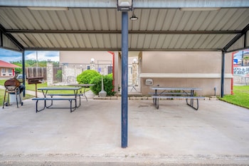 days inn and suites by wyndham beeville