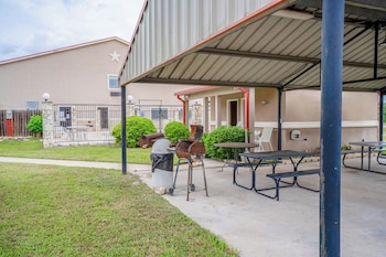 days inn and suites by wyndham beeville
