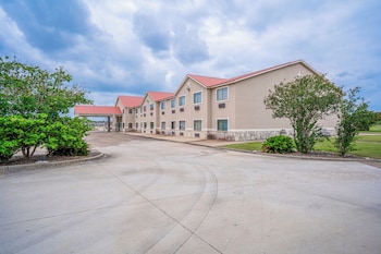 Days Inn & Suites By Wyndham Beeville,,2 star