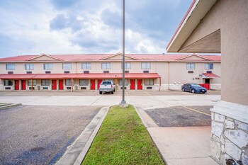 days inn and suites by wyndham beeville