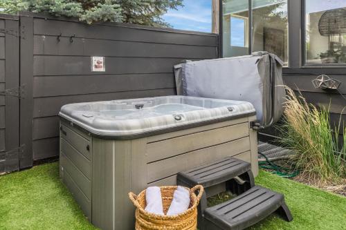 coopers north in old town hot tub and pool table