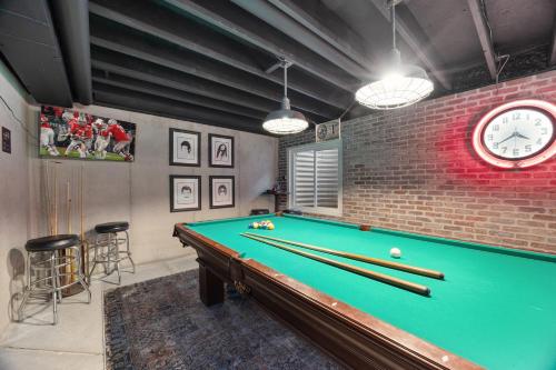 coopers north in old town hot tub and pool table