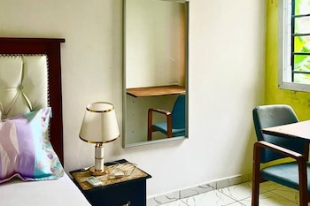 1 Bed Studio Sleeps 2 - Wifi, Balcony, Parking,,3 star