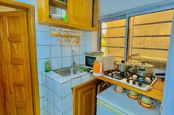 1 Bed Studio Sleeps 2 - Wifi, Balcony, Parking,,3 star