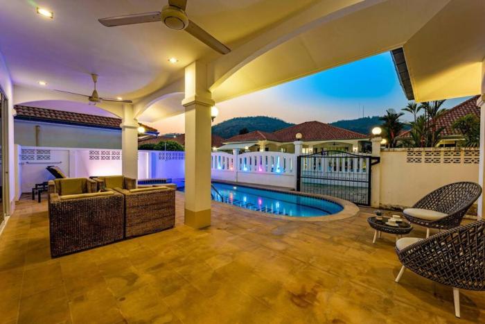 private 4 bedroom pool villa ng411