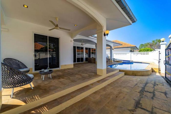 private 4 bedroom pool villa ng411