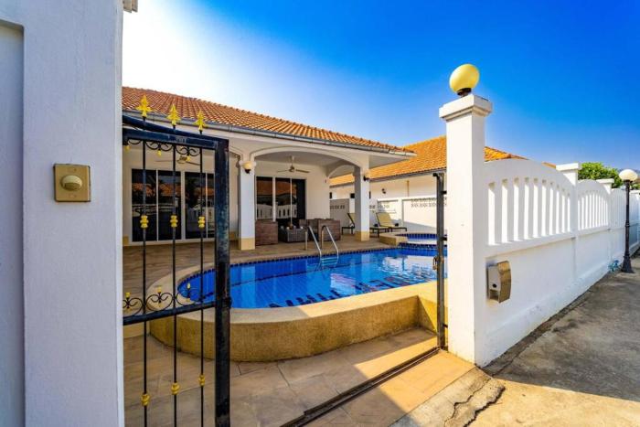 private 4 bedroom pool villa ng411