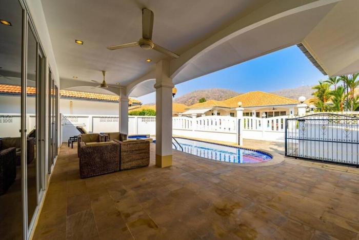 private 4 bedroom pool villa ng411