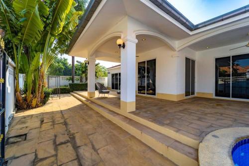 private 4 bedroom pool villa ng411