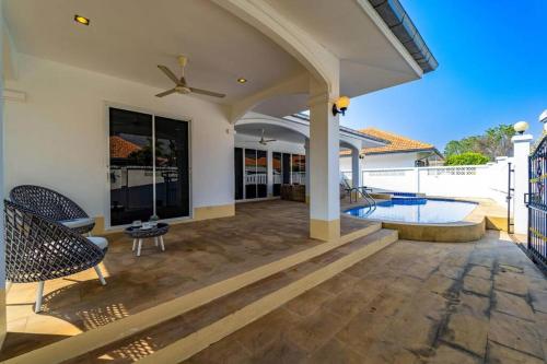 private 4 bedroom pool villa ng411