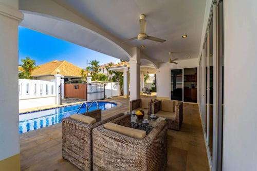 private 4 bedroom pool villa ng411