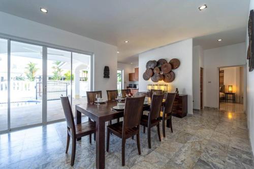 private 4 bedroom pool villa ng411