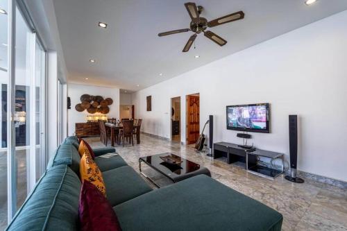 private 4 bedroom pool villa ng411