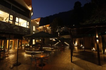hotel arif castle