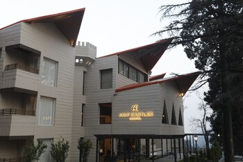 hotel arif castle
