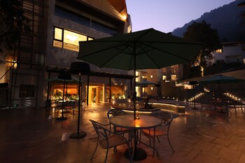hotel arif castle