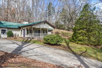 pinners compound 4 br hot tub fire pit