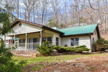 pinners compound 4 br hot tub fire pit