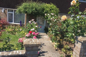 2 bed house sleeps 4 enclosed garden tv and wifi