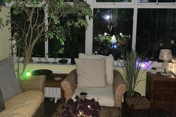 2 bed house sleeps 4 enclosed garden tv and wifi