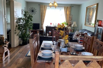2 bed house sleeps 4 enclosed garden tv and wifi