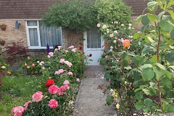 2 bed house sleeps 4 enclosed garden tv and wifi
