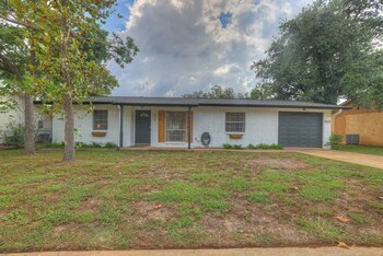 elegant and stylish glenmoor abode 5 min to town