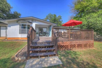 elegant and stylish glenmoor abode 5 min to town