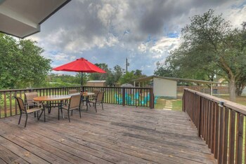 elegant and stylish glenmoor abode 5 min to town