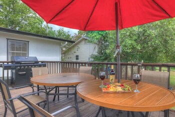 elegant and stylish glenmoor abode 5 min to town
