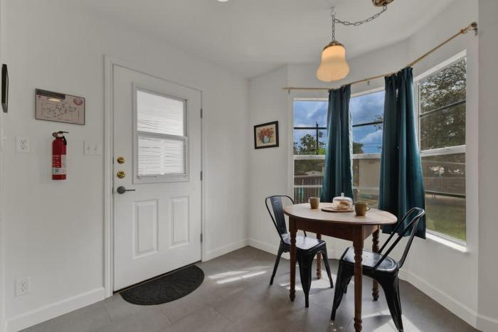 elegant and stylish glenmoor abode 5 min to town