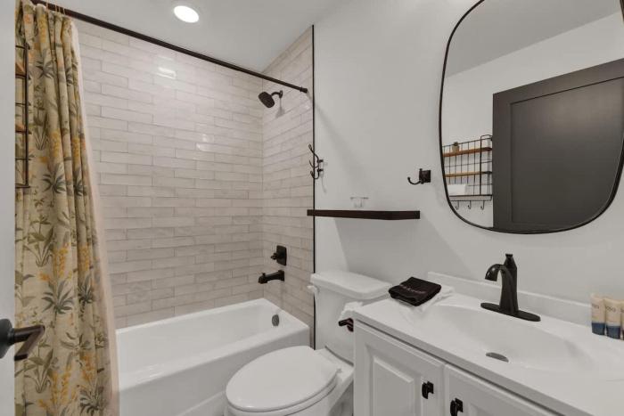 elegant and stylish glenmoor abode 5 min to town