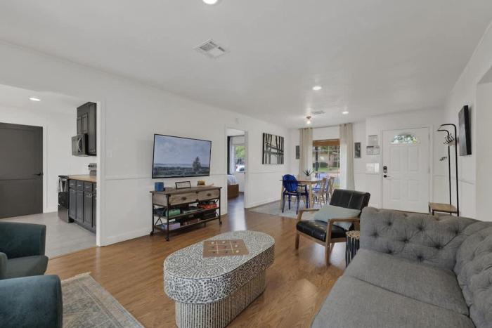 elegant and stylish glenmoor abode 5 min to town