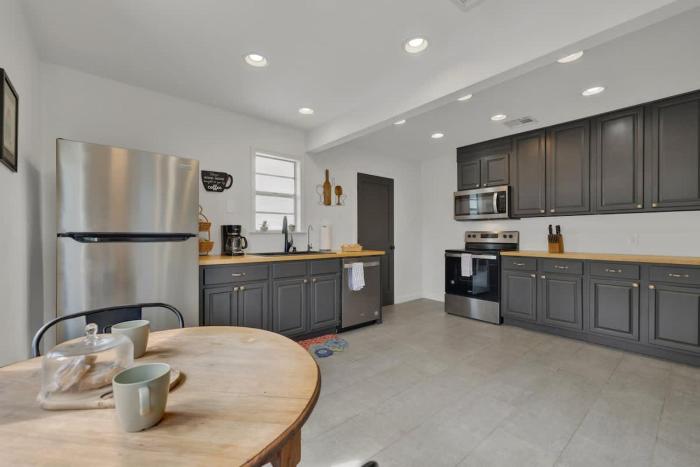 elegant and stylish glenmoor abode 5 min to town