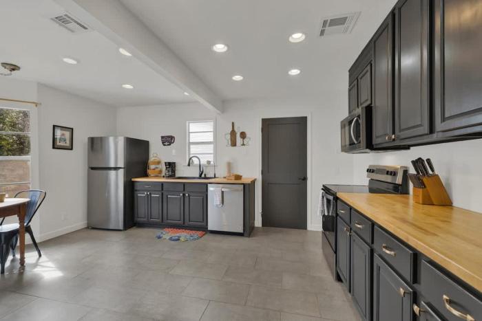 elegant and stylish glenmoor abode 5 min to town