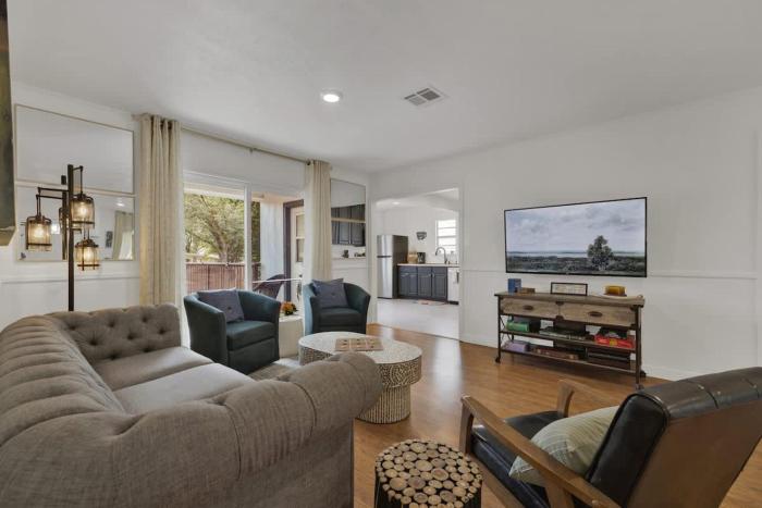 elegant and stylish glenmoor abode 5 min to town