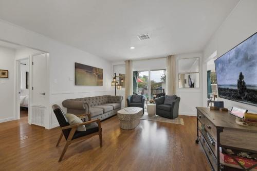 elegant and stylish glenmoor abode 5 min to town