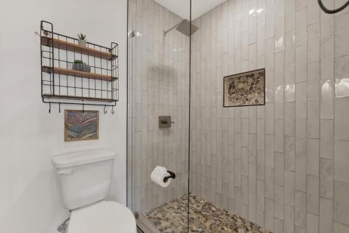 elegant and stylish glenmoor abode 5 min to town
