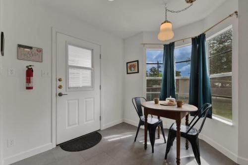 elegant and stylish glenmoor abode 5 min to town
