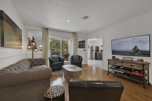 elegant and stylish glenmoor abode 5 min to town